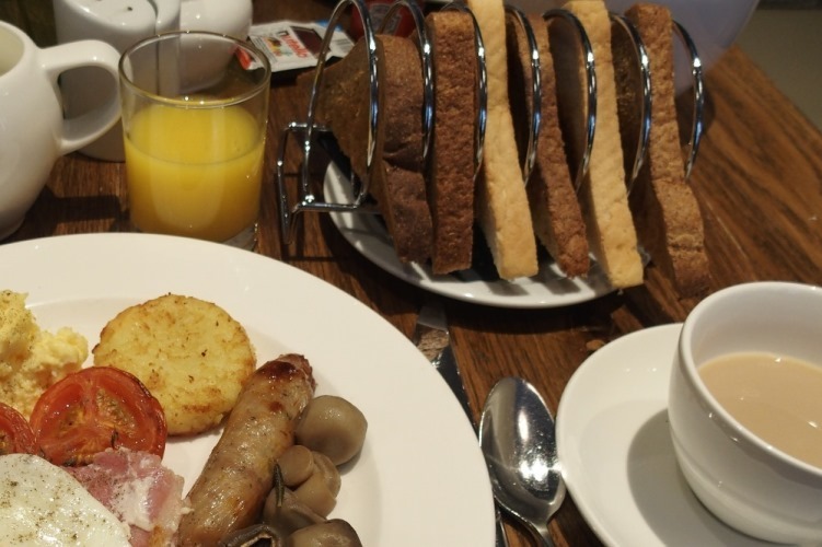 White, Brown or Wheat Hole Toast～From the United Kingdom