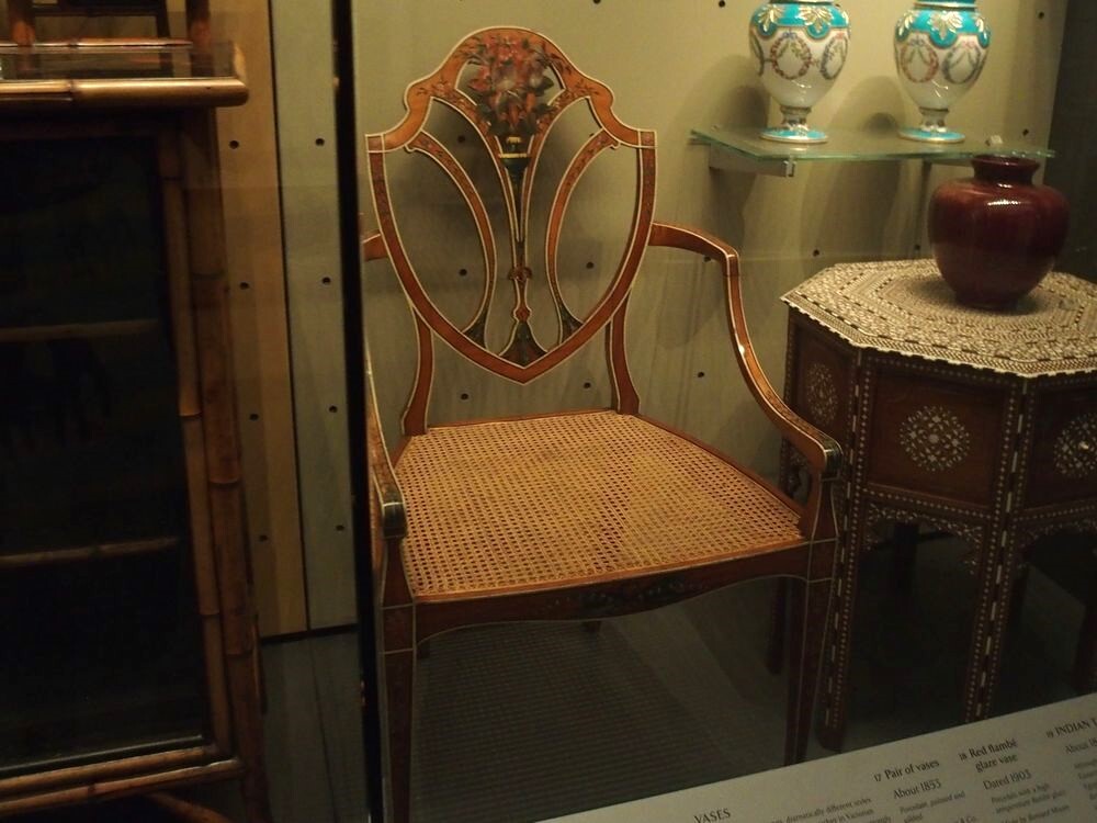 椅子の脚もいろいろ<br />
イギリスのアンティーク家具の脚ってどんなもの???