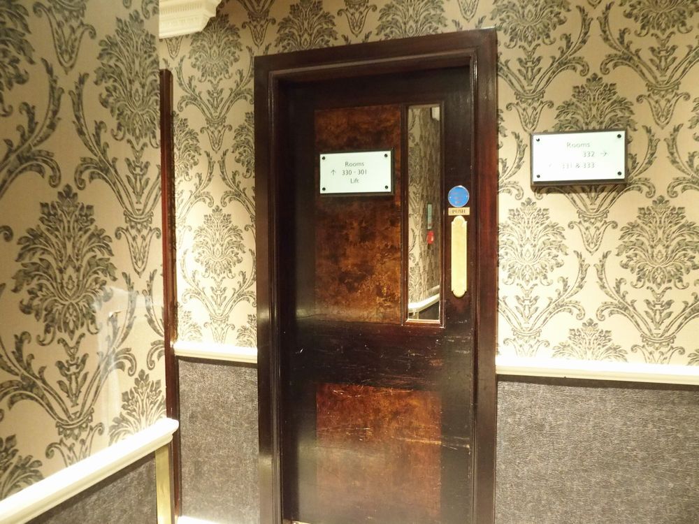 ロンドンのホテル　通路　ドアドアドア
