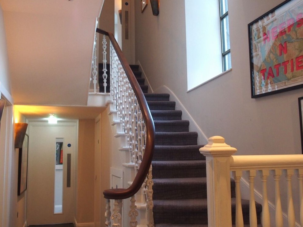 ロンドンのホテル　通路　ドアドアドア