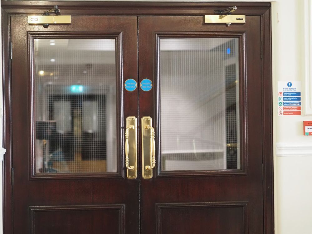 ロンドンのホテル　通路　ドアドアドア