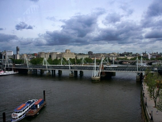 Hungerford Bridge and Golden Jubilee Bridges～From the United Kingdom