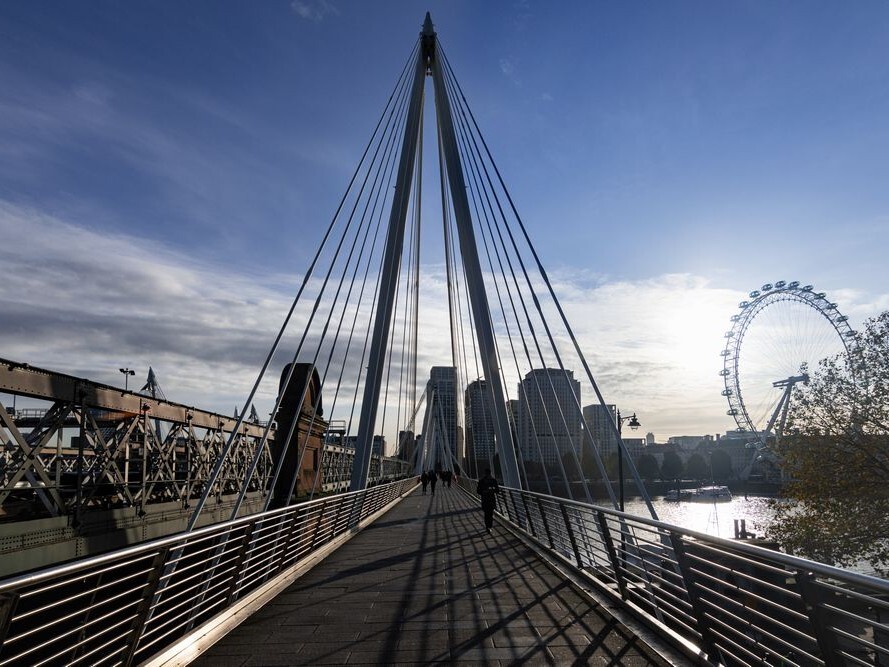 Hungerford Bridge and Golden Jubilee Bridges～From the United Kingdom
