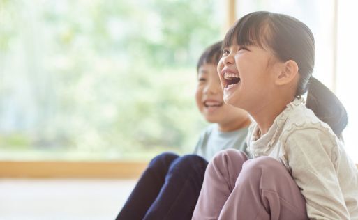 小学生の英会話は対面とオンラインどっちがおすすめ？違いや選び方を解説