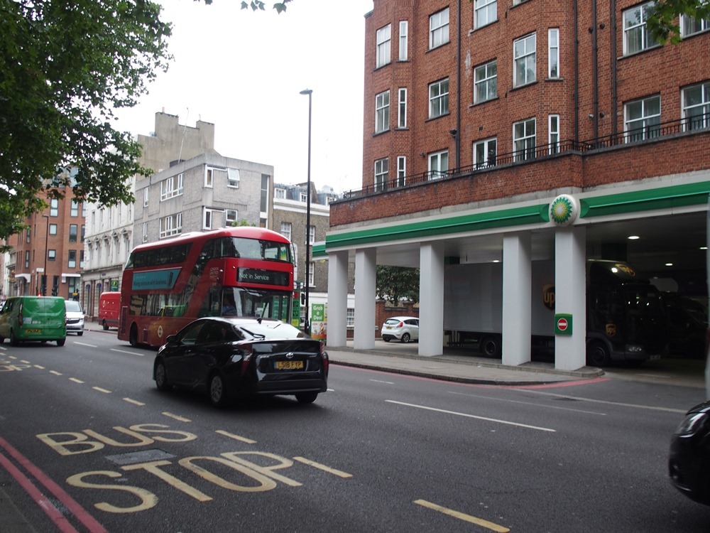PetrolとGasolineの違いとは？イギリスとアメリカで異なる英語表現と歴史背景