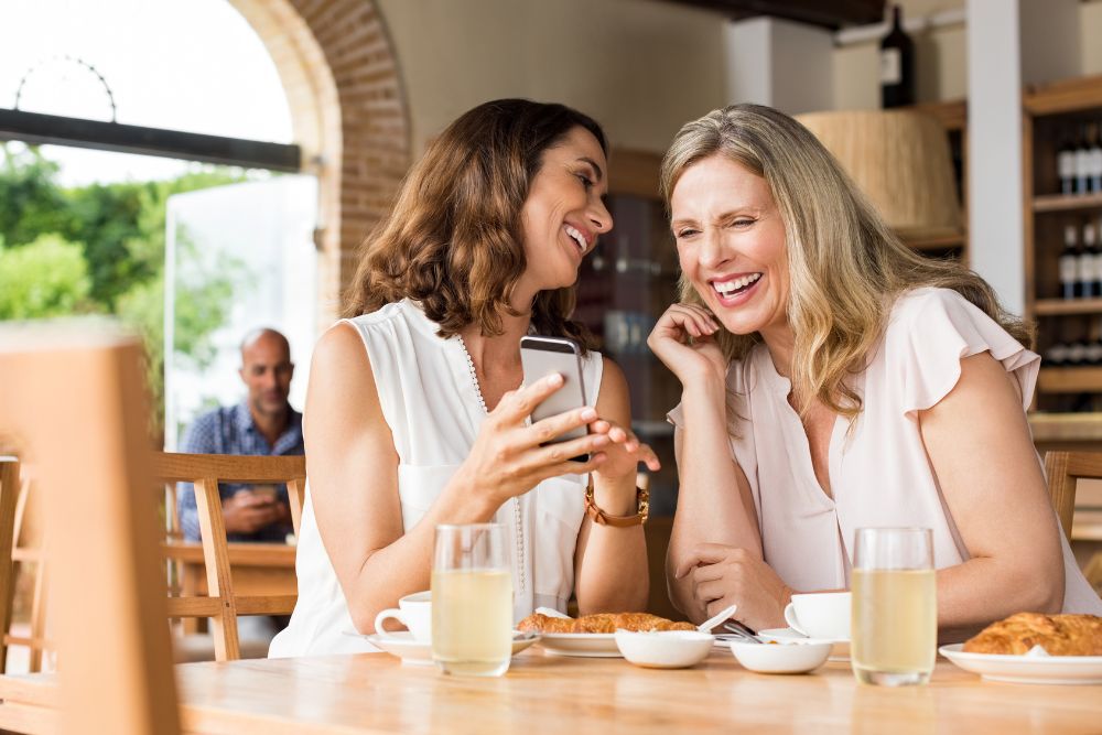 「cheers」の意味は乾杯だけじゃない！イギリス英語でよく使われる本当の使い方