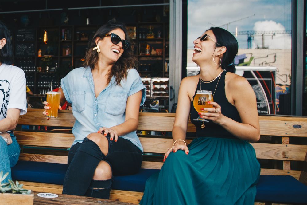 「cheers」の意味は乾杯だけじゃない！イギリス英語でよく使われる本当の使い方