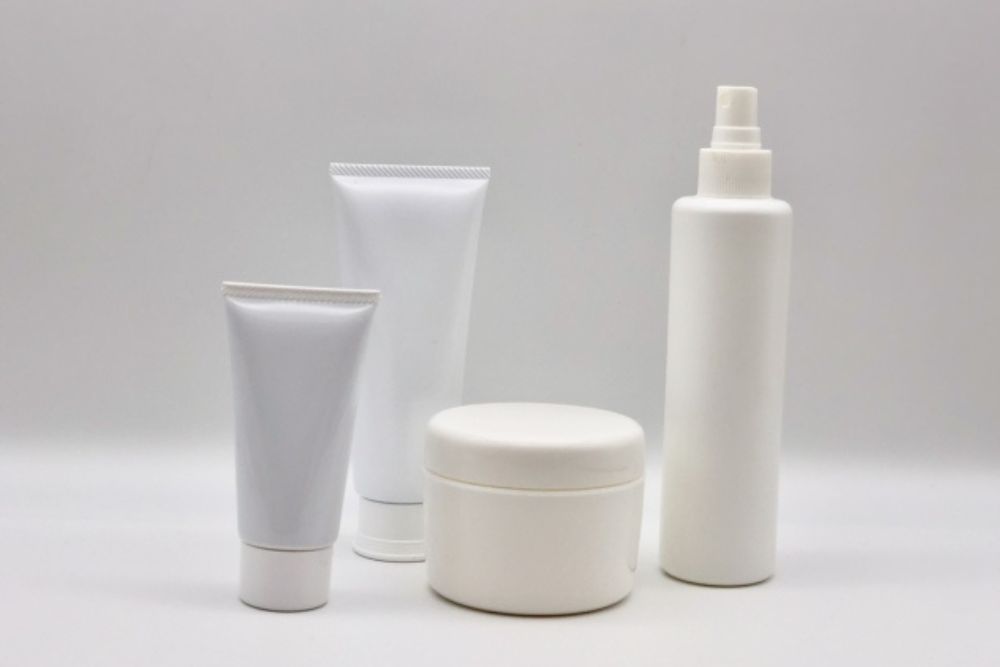 「ビューラー」英語で言える?メイクに関する英語表現をわかりやすく解説!