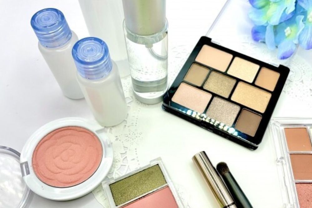 「ビューラー」英語で言える?メイクに関する英語表現をわかりやすく解説!