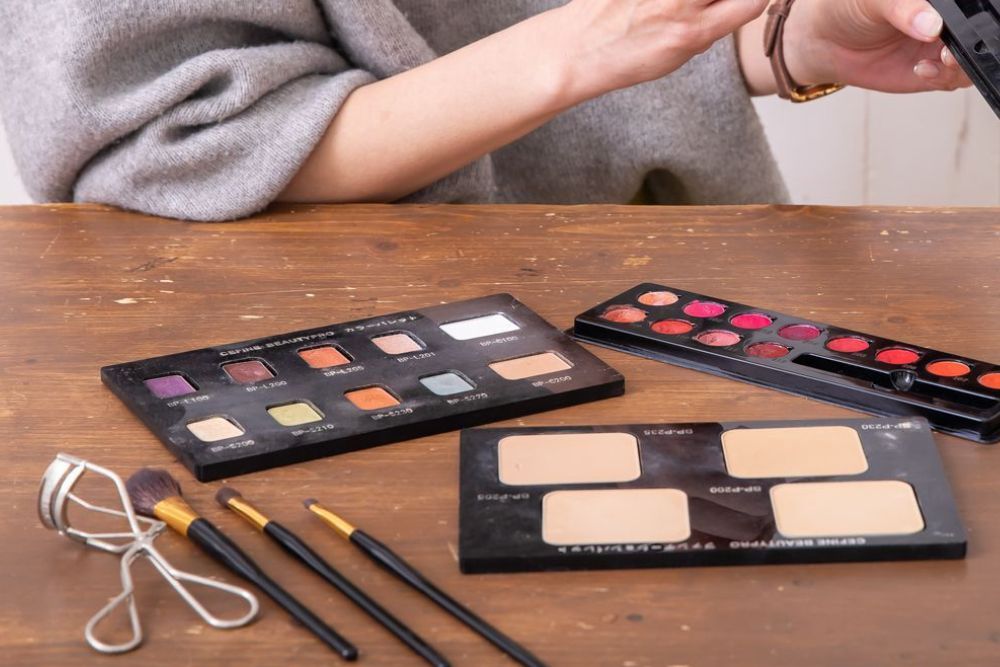 「ビューラー」英語で言える?メイクに関する英語表現をわかりやすく解説!