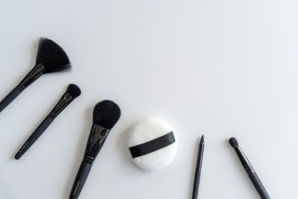 「ビューラー」英語で言える?メイクに関する英語表現をわかりやすく解説!