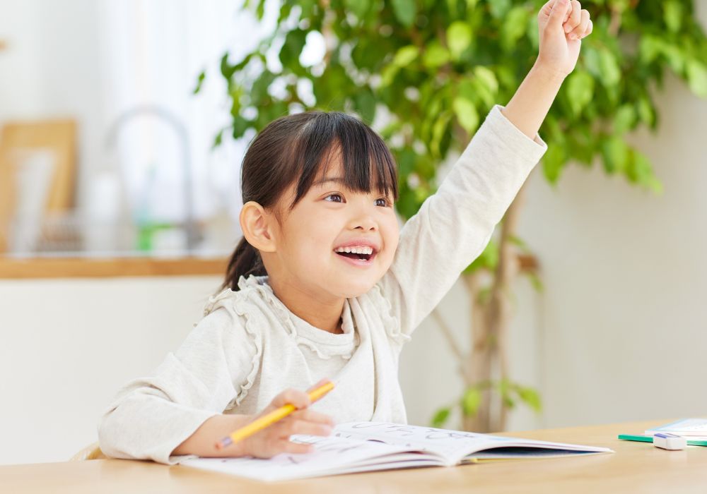小学生の英会話は対面とオンラインどっちがおすすめ?違いや選び方を解説