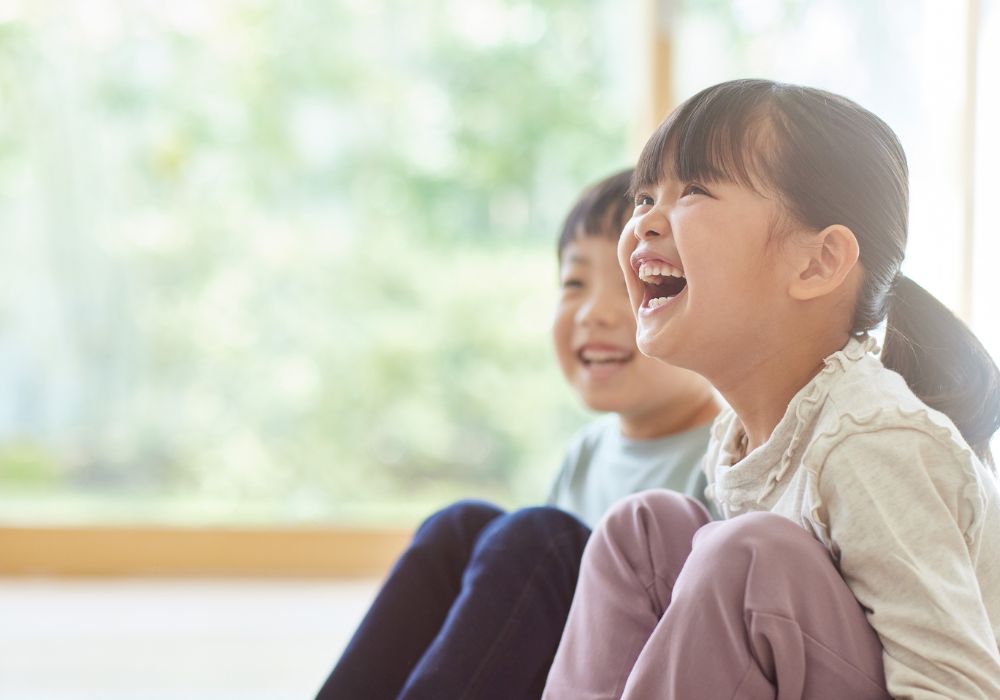 小学生の英会話は対面とオンラインどっちがおすすめ？違いや選び方を解説