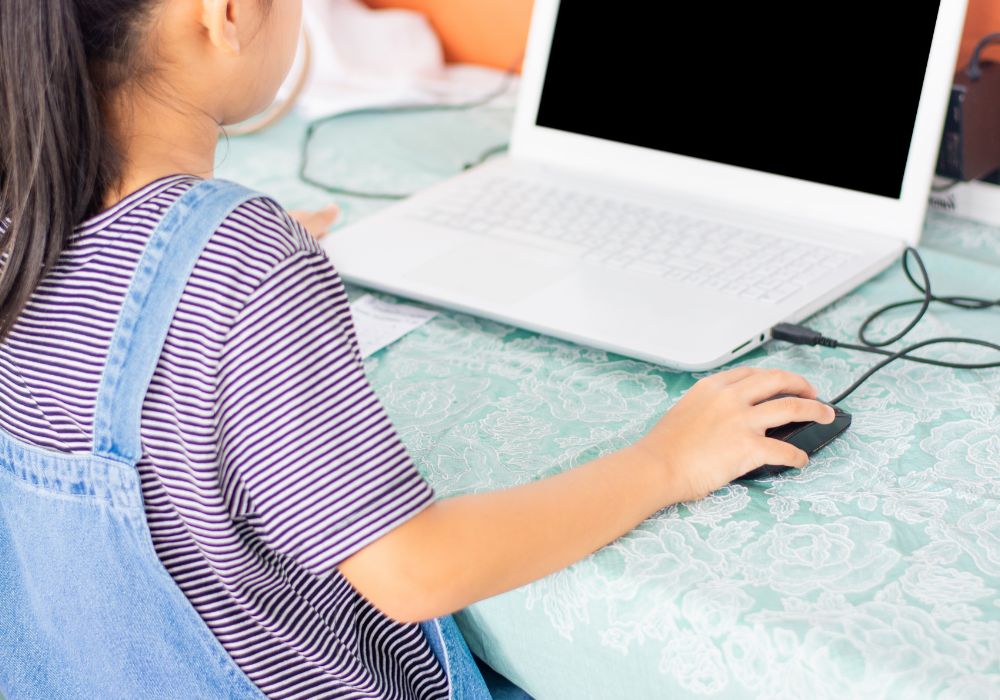 小学生の英会話は対面とオンラインどっちがおすすめ?違いや選び方を解説