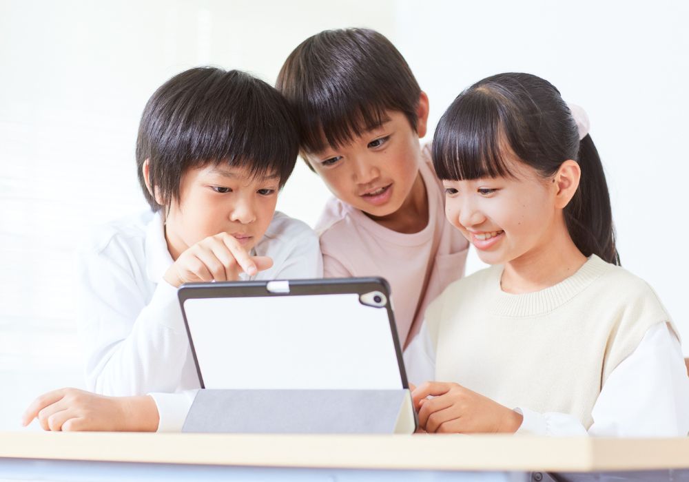 小学生の英会話は対面とオンラインどっちがおすすめ？違いや選び方を解説