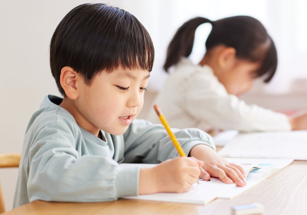 小学生の英会話は対面とオンラインどっちがおすすめ？違いや選び方を解説