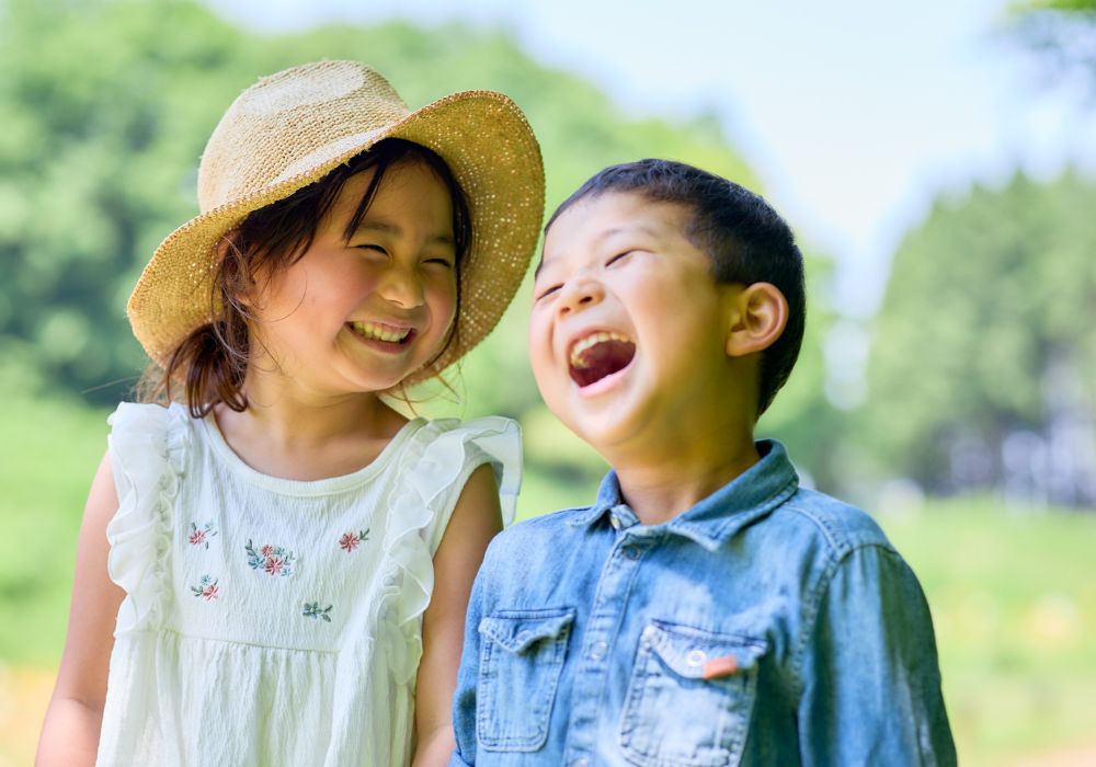 小学生の英会話は対面とオンラインどっちがおすすめ？違いや選び方を解説