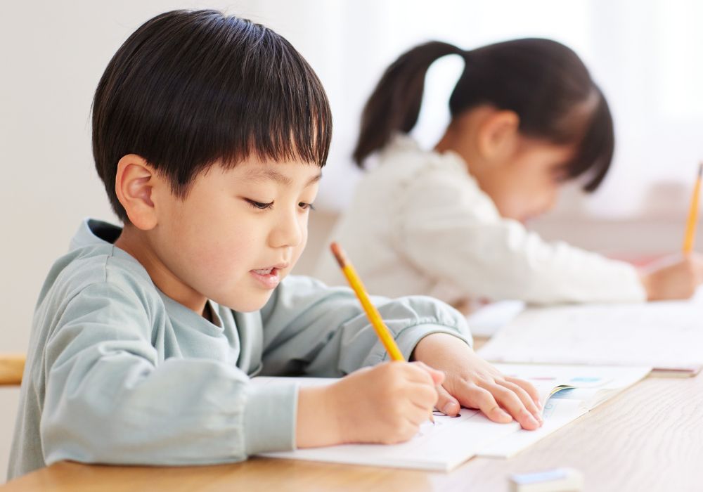 塾と英会話はどちらを優先する?違いや子どもに合った選び方を解説