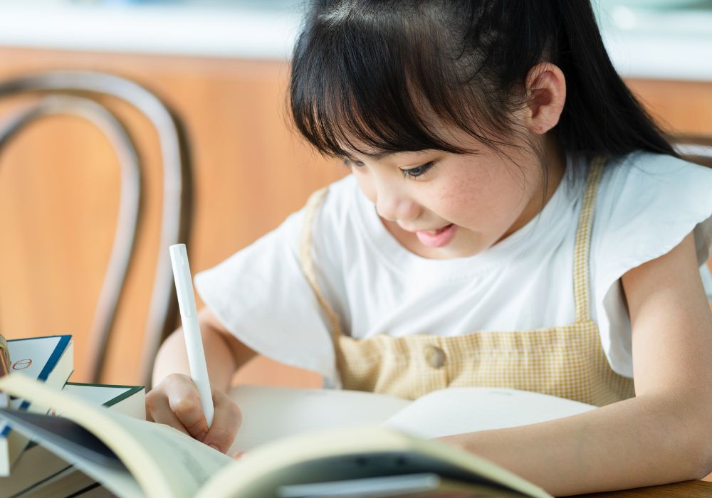 塾と英会話はどちらを優先する?違いや子どもに合った選び方を解説